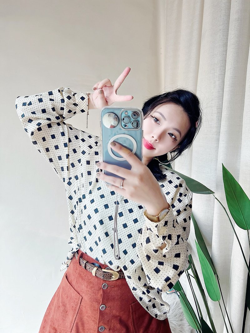 Black and white dotted round neck buttoned front and back wearable vintage silky glossy shirt top blouse vintage - Women's Shirts - Polyester White