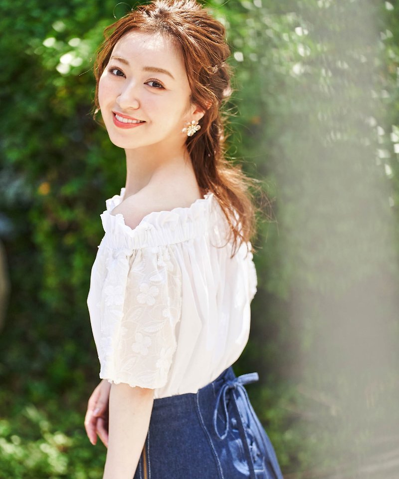 Blouse Made in Japan Embroidered lace sleeves Off-shoulder design / and Cherim - เสื้อเชิ้ตผู้หญิง - ผ้าฝ้าย/ผ้าลินิน ขาว