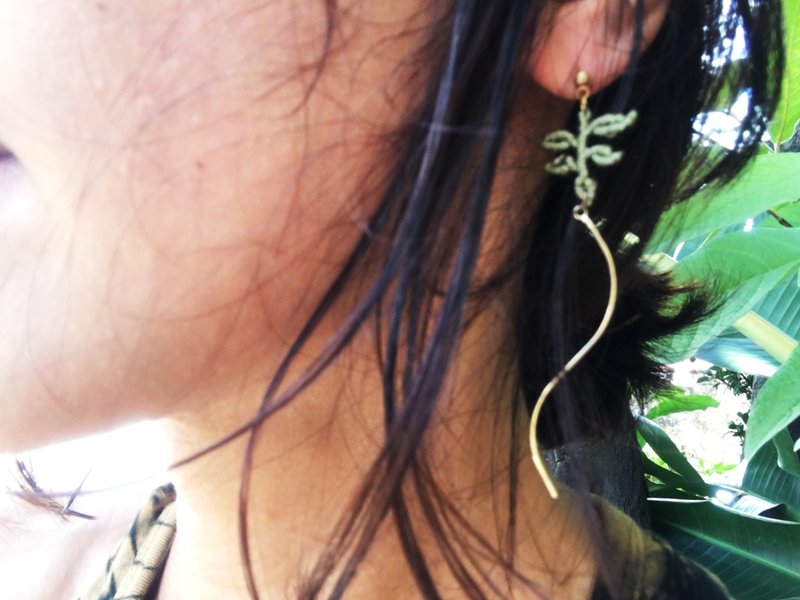 Twisted Fern Leaf Earrings in Bronze - ต่างหู - ทองแดงทองเหลือง สีเขียว