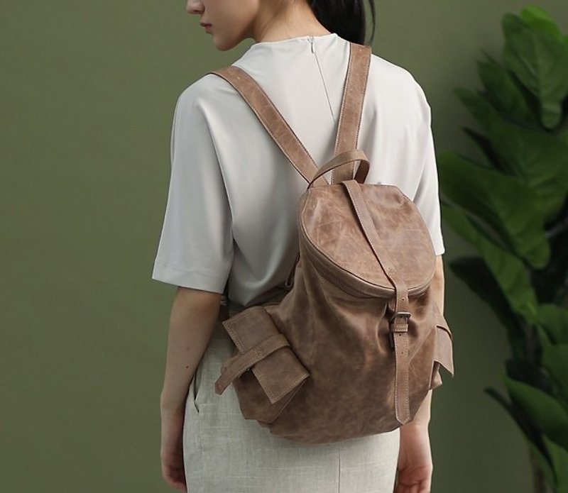 Cylindrical multi-sandwich buckle shape leather backpack wipe color coffee - กระเป๋าเป้สะพายหลัง - หนังแท้ สีนำ้ตาล