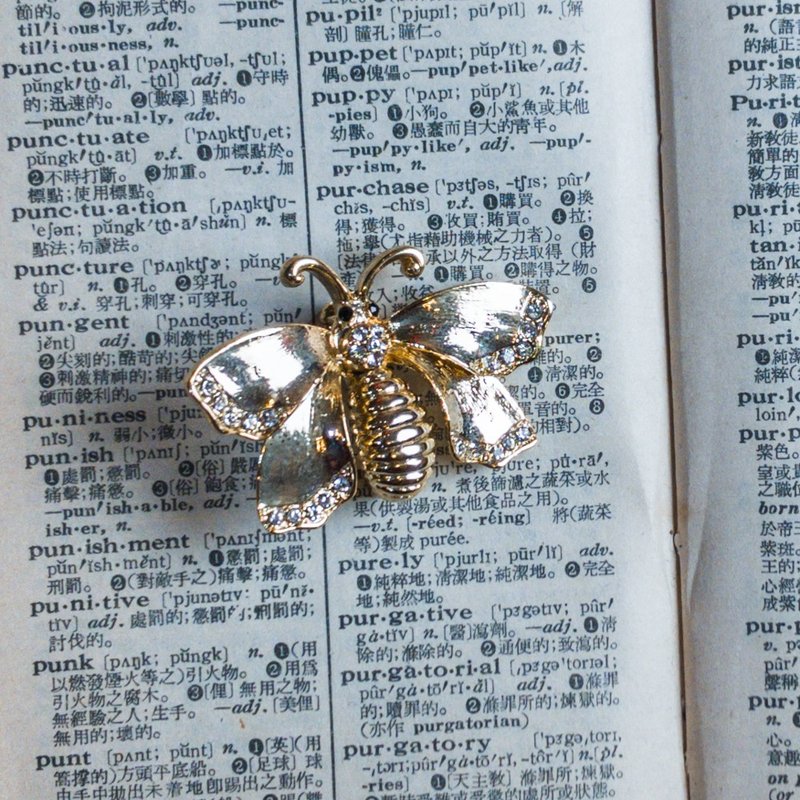 Sensual Butterfly Golden White Diamond Black Eye Vintage Brooch - เข็มกลัด - โลหะ สีทอง