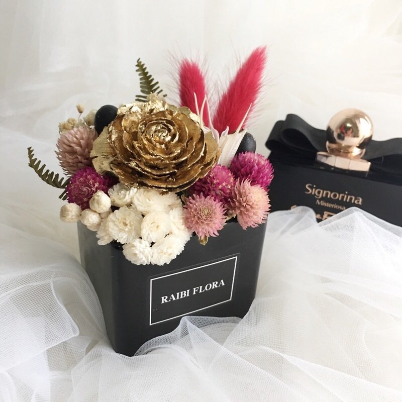Luxury texture, golden shirt, rose flower, ceramic pot, eternal flower / dry flower - ของวางตกแต่ง - พืช/ดอกไม้ 