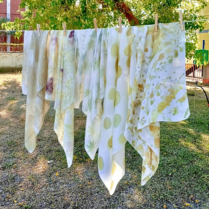 Experience plant printing and dyeing (leaf series) silk cotton square scarf 2 pieces. Plant printing and dyeing DIY kit. Headscarf - เย็บปัก/ถักทอ/ใยขนแกะ - ผ้าฝ้าย/ผ้าลินิน ขาว