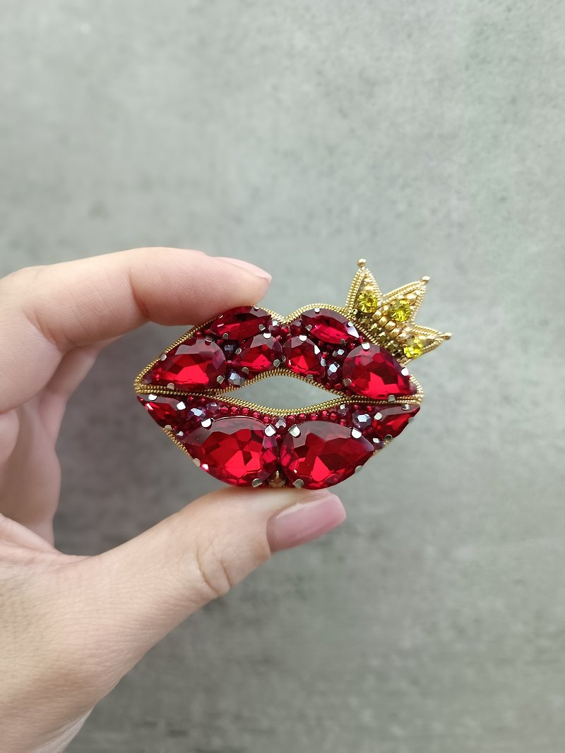 Beaded crowned red lips brooch - Brooches - Other Materials Red