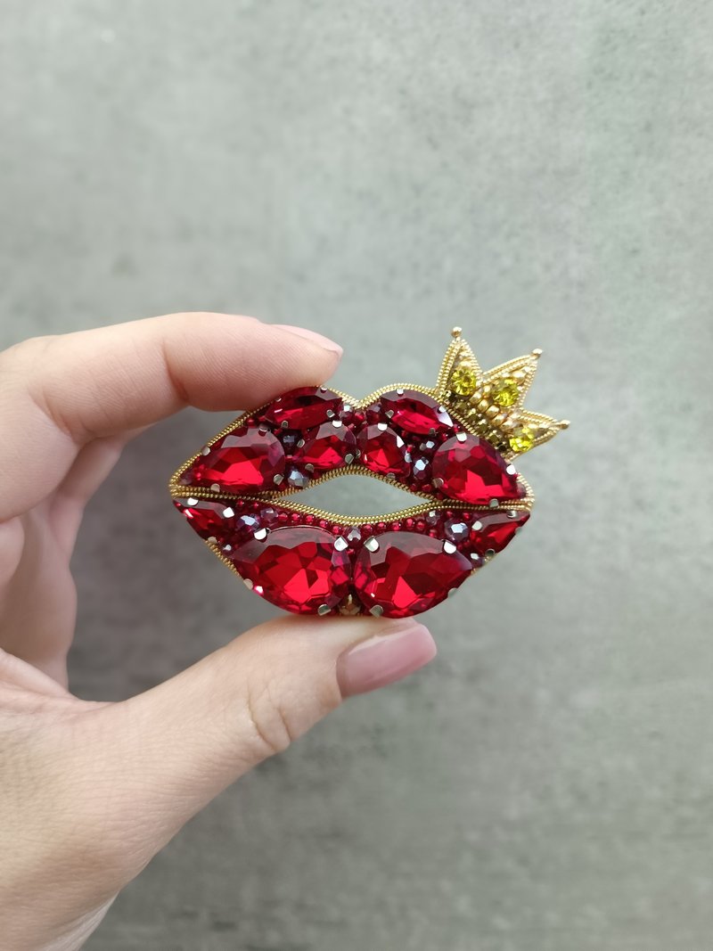 Beaded crowned red lips brooch - Brooches - Other Materials Red