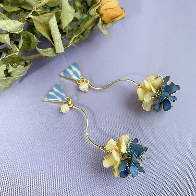 黃藍色水晶花樹脂耳環...18kgf  女友禮物 - 耳環/耳夾 - 樹脂 藍色