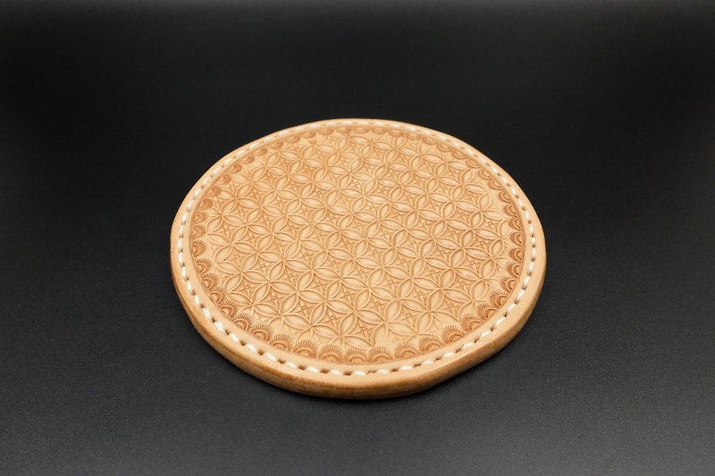 [KH] 編織紋皮雕杯墊-圓形錢幣紋 (植鞣革，隔熱，吸水，超厚) - 杯墊 - 真皮 卡其色