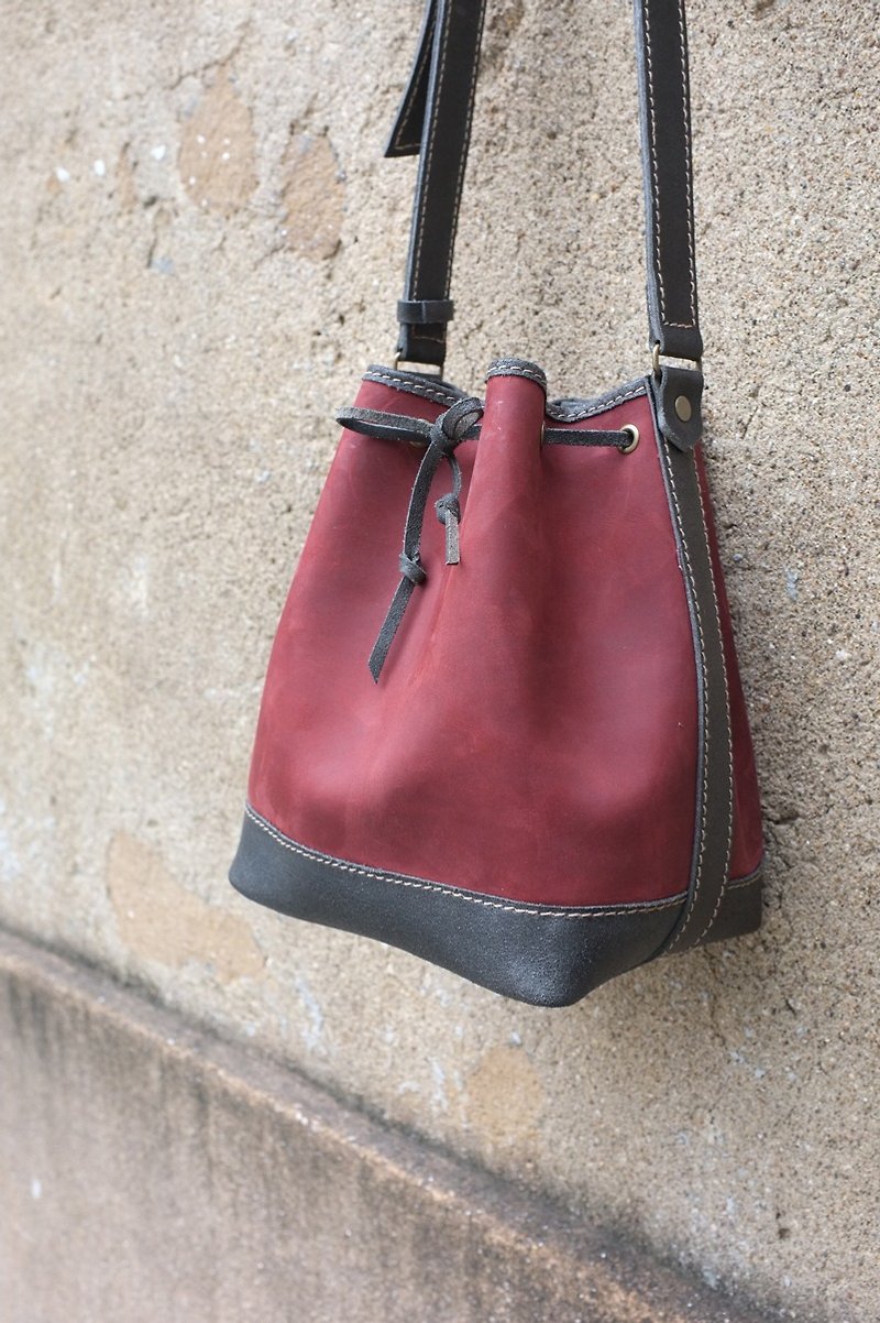 Greet autumn and winter classic burgundy stitching small bucket - Messenger Bags & Sling Bags - Genuine Leather Red