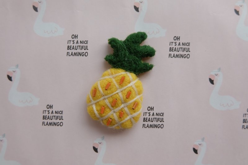 sleeping Original handmade butter pineapple [flamingo on cactus and pineapple] brooch - เข็มกลัด - ขนแกะ สีเหลือง