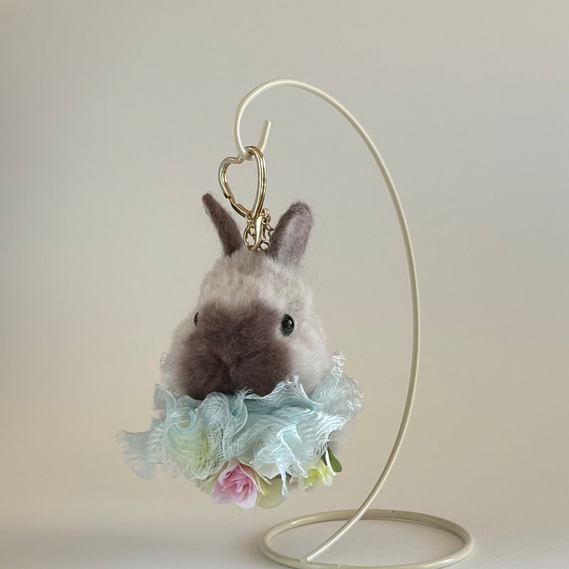 バッグチャーム　お花畑の羊毛フェルトうさぎ　ネザーランドドワーフ　サイアミーズスモークパール - 玩偶/公仔 - 其他材質 