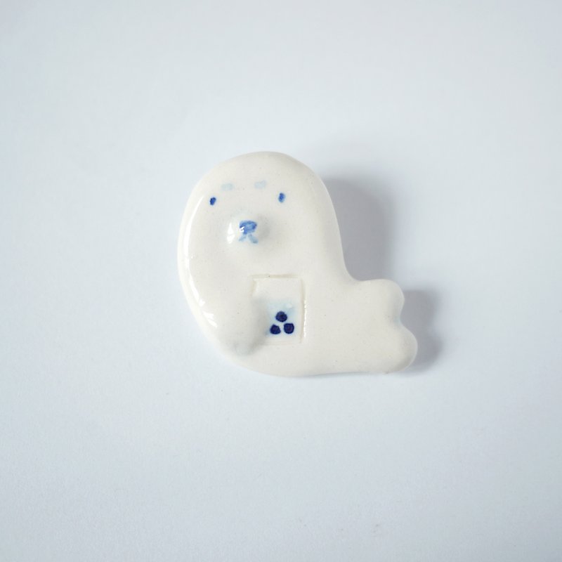 Seal drink bubble tea - Brooches - Porcelain White