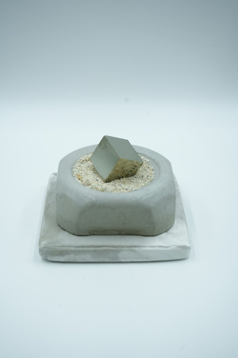 Pyrite with Cement seat - ของวางตกแต่ง - โลหะ สีทอง