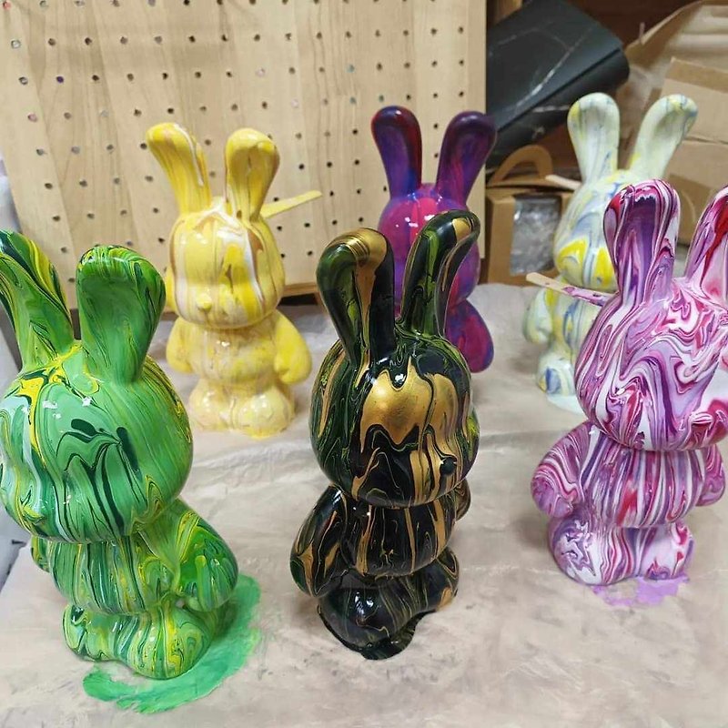For the first time, single girls in Kaohsiung are getting a free handmade stress-relieving fluid rabbit money box for a limited time - เทียน/เทียนหอม - พลาสติก 