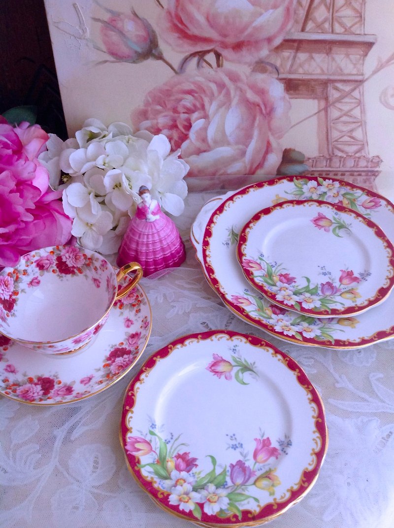 ♥ Anne Crazy Antique ♥ British Bone Porcelain in 1950 Half-hand painted Porcelain Tulip Flower Cake Plate ~ Romantic Afternoon Tea Set - จานเล็ก - เครื่องลายคราม สีแดง