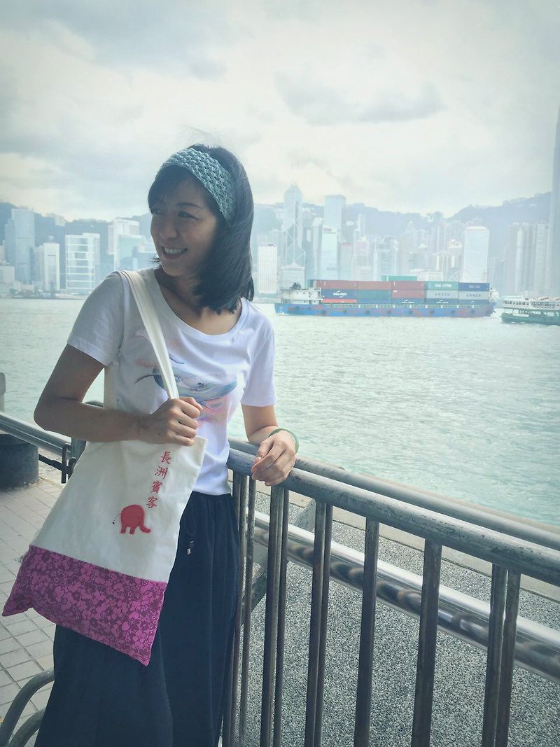 Cheung Chau guests Chinese characters embroidered bag Cheung Chai Guest Tote Bag - กระเป๋าถือ - ผ้าฝ้าย/ผ้าลินิน สึชมพู