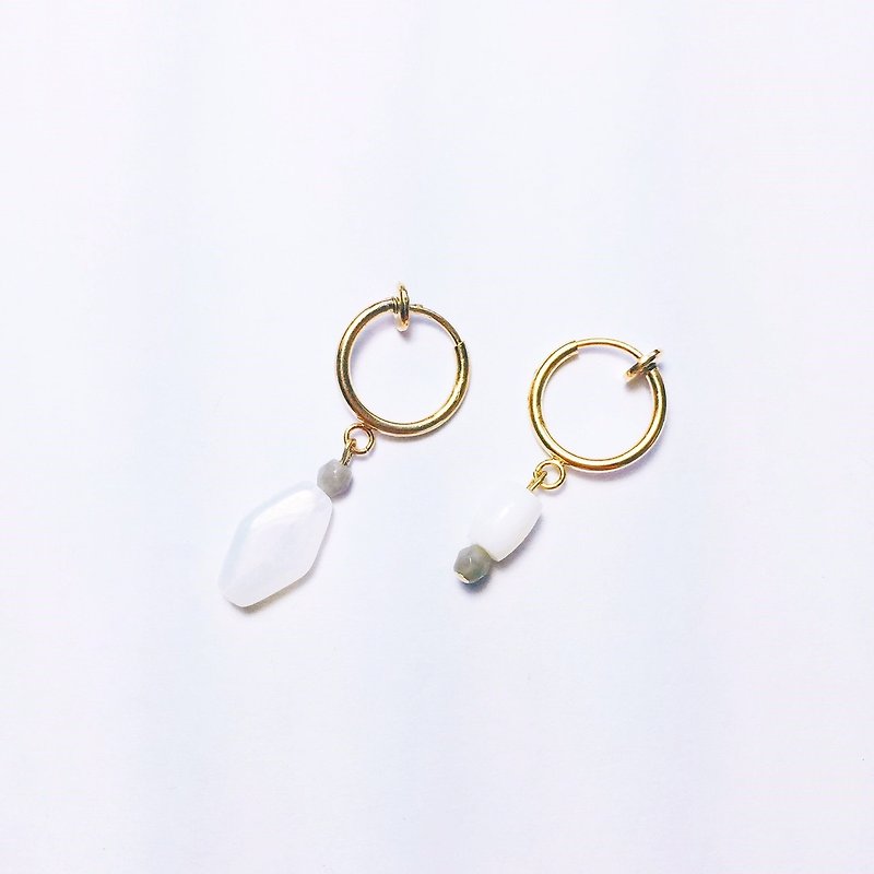 Gray ribbon needle holder earrings - ต่างหู - เครื่องเพชรพลอย สีเงิน
