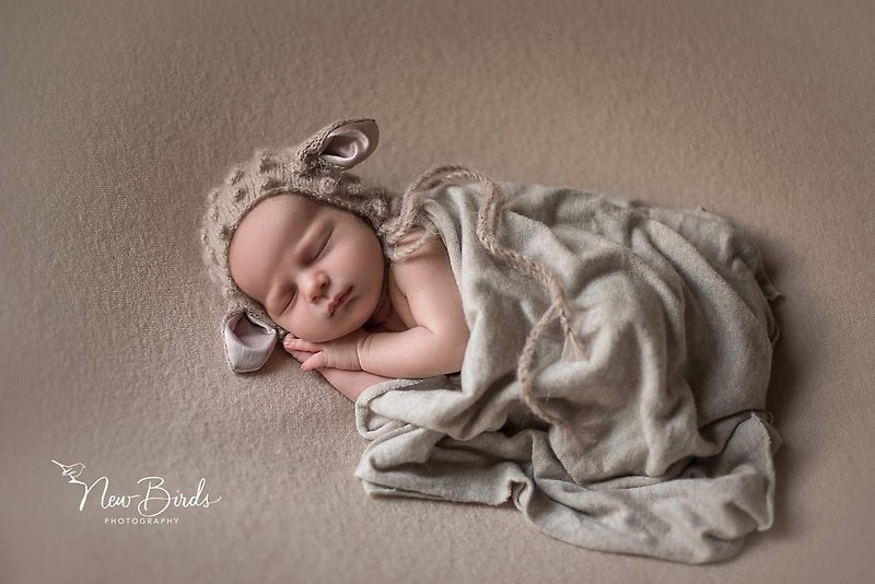 Newborn sheep (lamb) bonnet. Knitted Lamb baby hat. Newborn photo props. Cap wit - เครื่องประดับ - ขนแกะ 