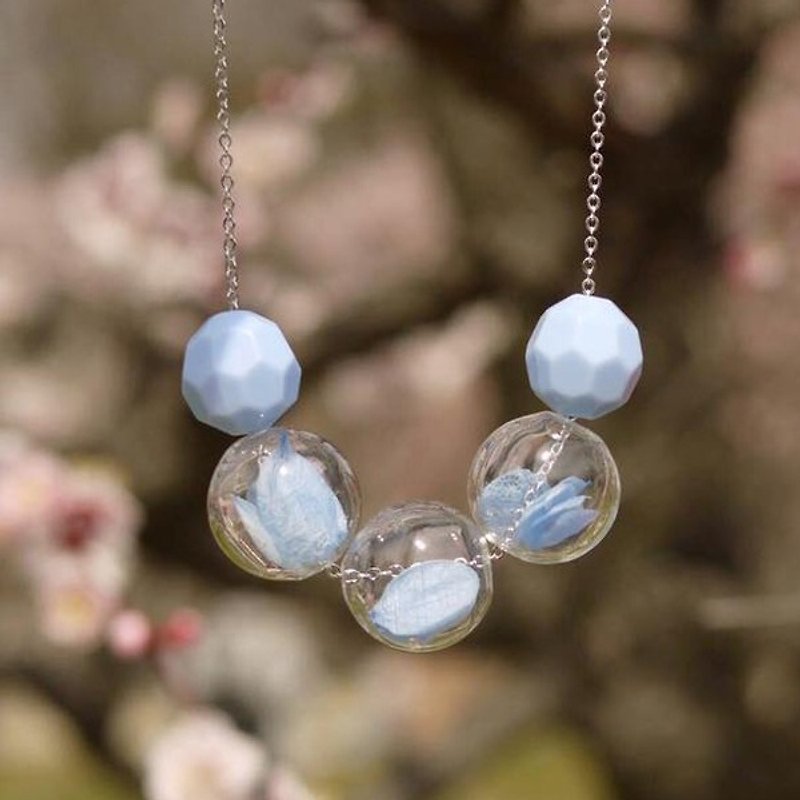 Pastel Baby Blue Preserved Flower Necklace Glass Ball - สร้อยติดคอ - พืช/ดอกไม้ สีน้ำเงิน