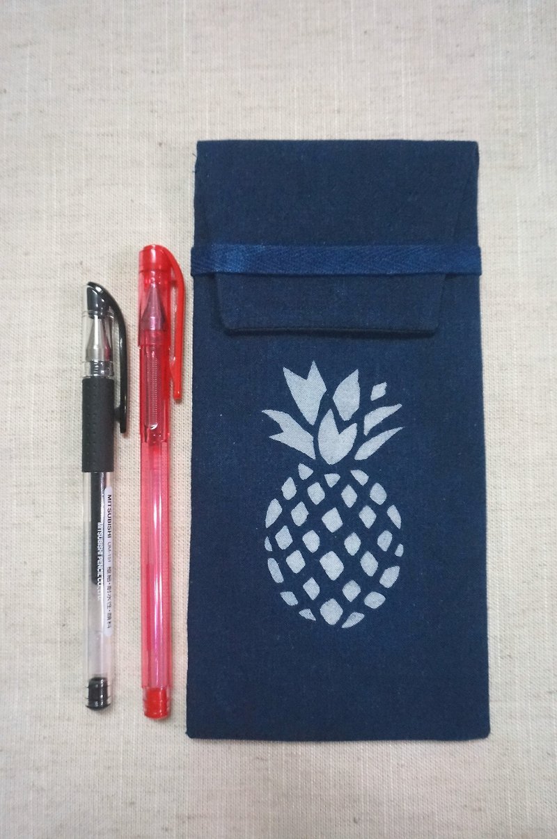 【姆姆草木染】藍染筆袋、眼鏡袋(鳳梨款) - 鉛筆盒/筆袋 - 棉．麻 藍色