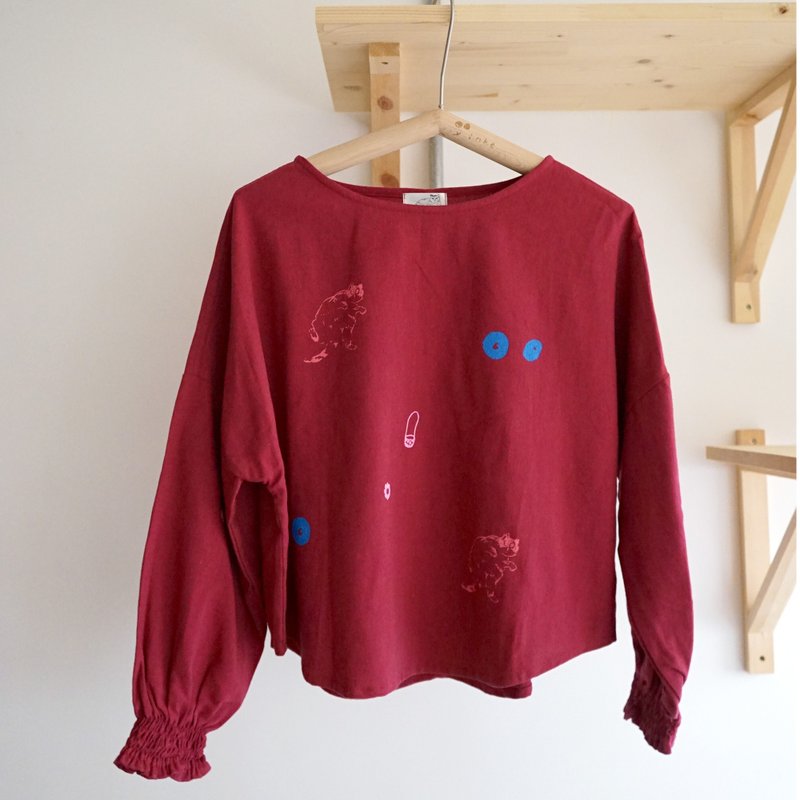 ツイスティキャット / 子犬 ワインレッドプリント しわ袖 快適トップス - トップス - コットン・麻 レッド