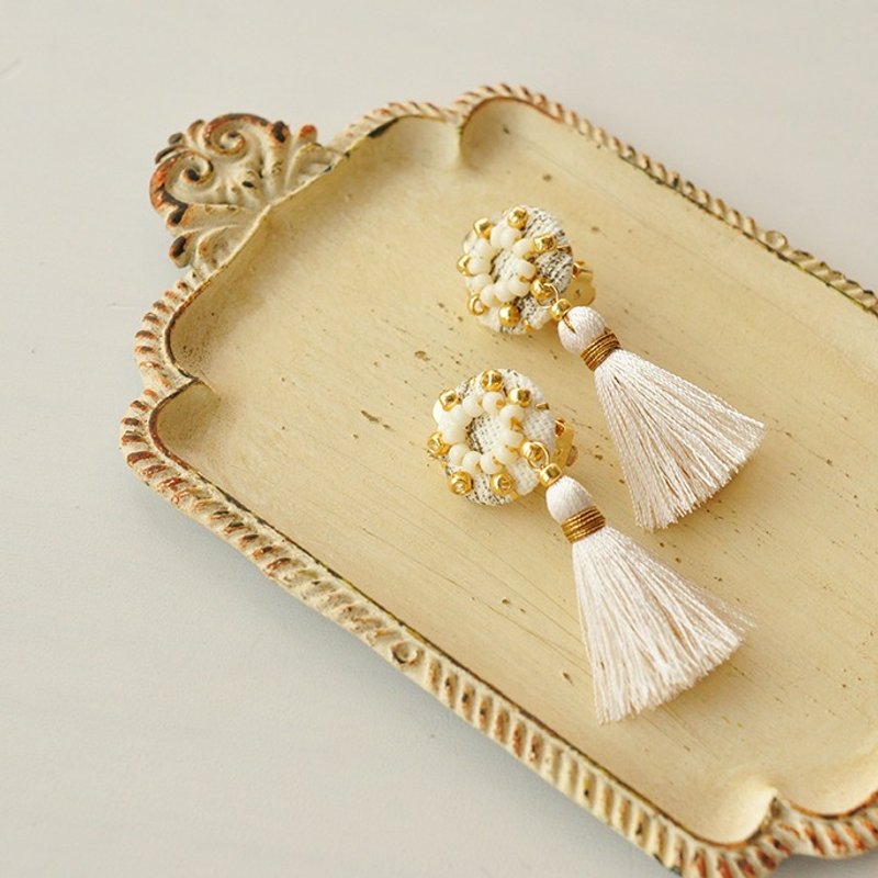 Earrings / Rosette tassel earring white - ต่างหู - เส้นใยสังเคราะห์ ขาว