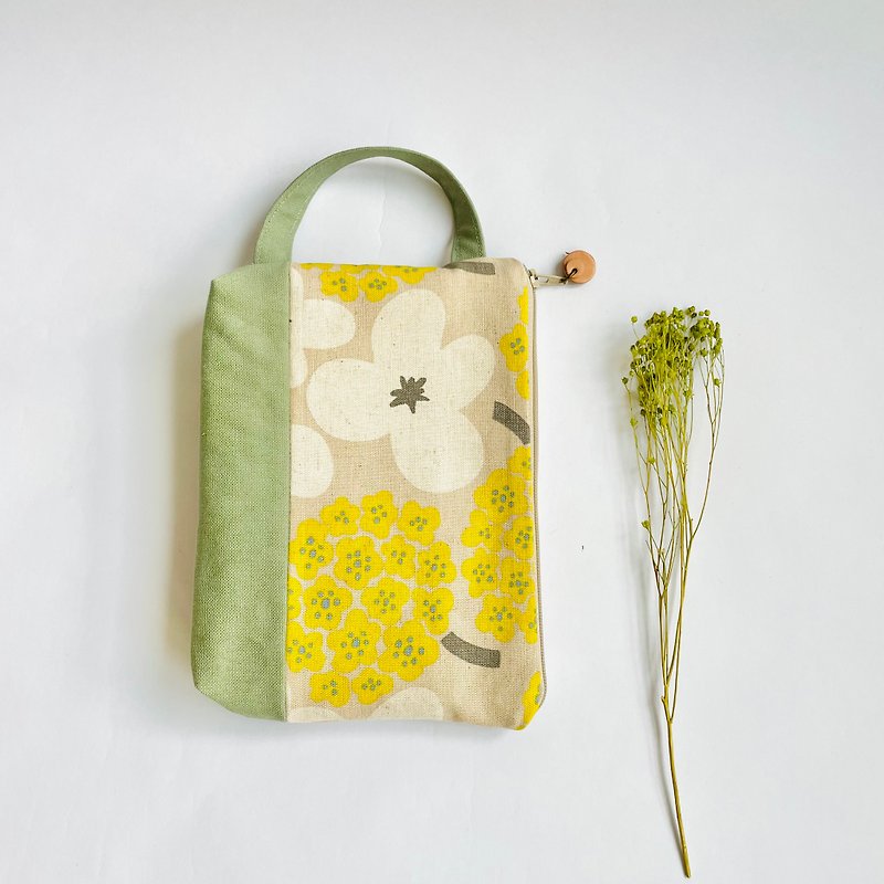Blooming. Hand held storage bag. Inside pockets on both sides. The mobile phone deposits pleats and cotton are easy to put. Japanese cloth - กระเป๋าเครื่องสำอาง - ผ้าฝ้าย/ผ้าลินิน สีเขียว