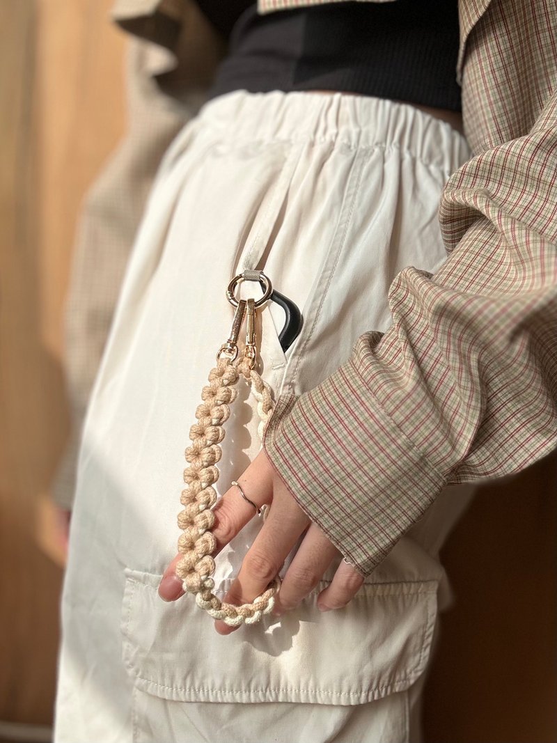 土系 ⋯ 編織空心花 調節式 手機掛繩 手機背帶 - 手機掛繩/背帶 - 植物．花 咖啡色