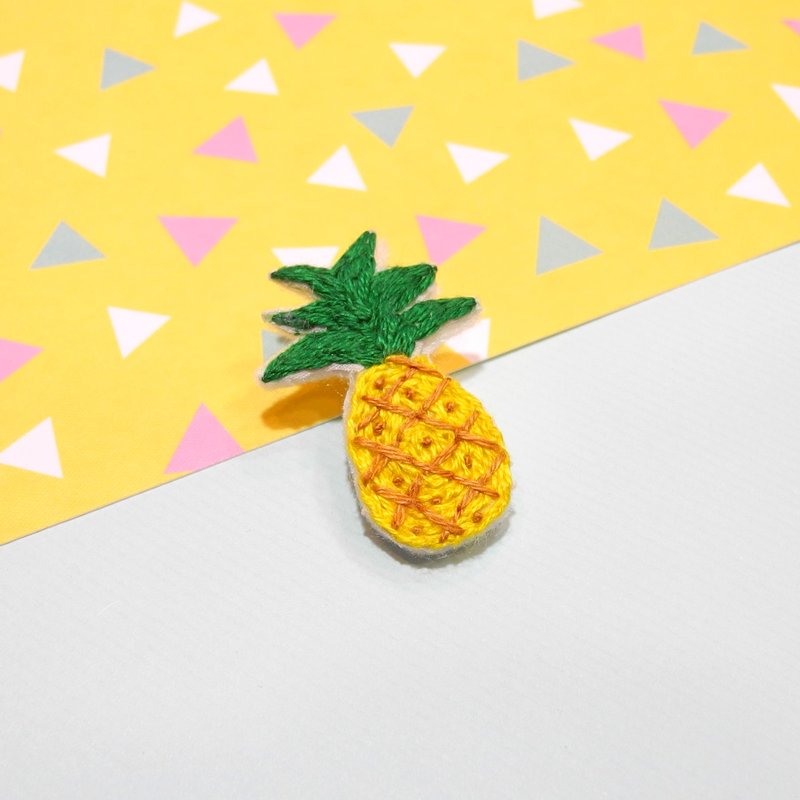 熱帶系刺繡鳳梨 胸針別針 手工刺繡 - 胸針 - 繡線 黃色