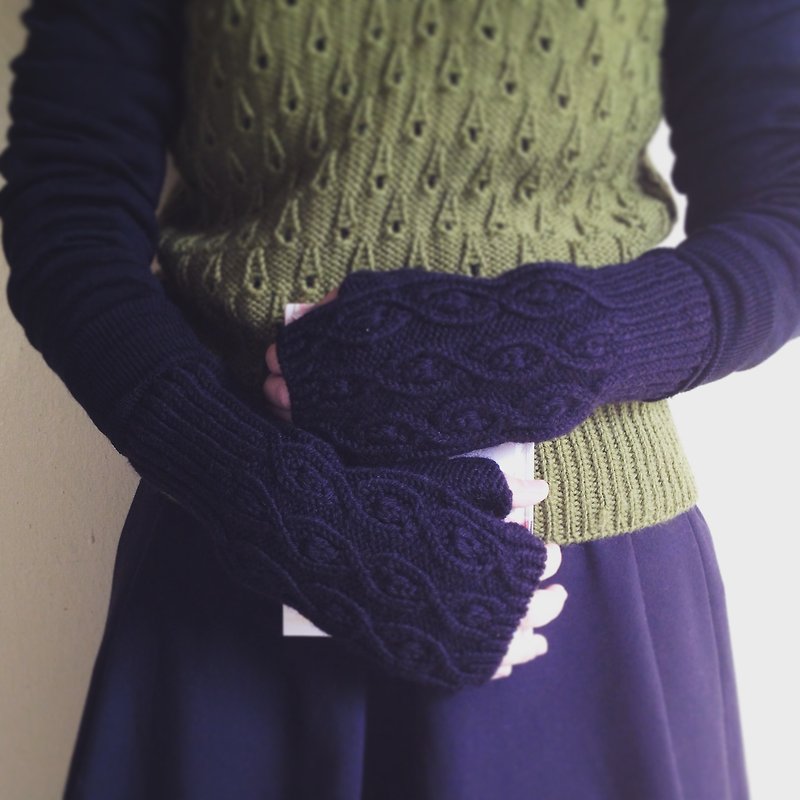 Xiao fabric - hand-woven three-dimensional pattern mitts - night - Gloves & Mittens - Wool Black