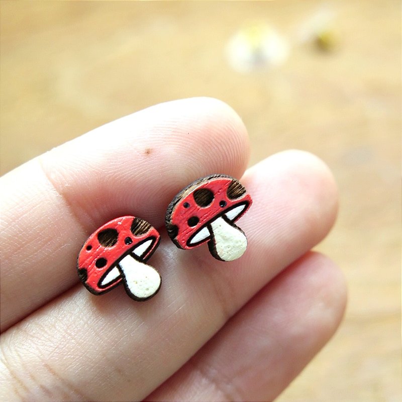 Wooden earring red mushroom - 耳環/耳夾/耳骨夾 - 木頭 紅色