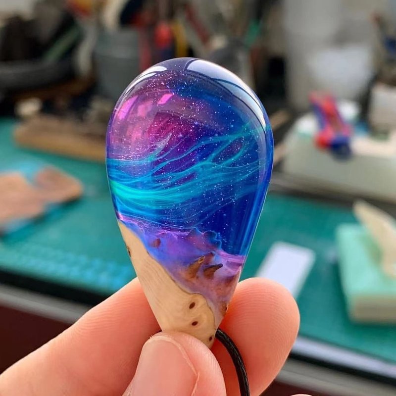 魔幻極光、手工樹脂與天然木吊墜、項鍊、夜光飾品、自然客製禮物 - 項鍊 - 樹脂 多色