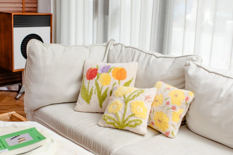 Little Flower Plush Cushion - หมอน - ไฟเบอร์อื่นๆ หลากหลายสี