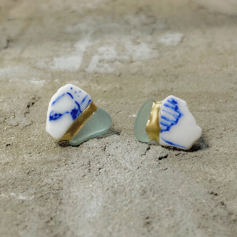sea glass&sea pottery kintsugi earrings 【WAGARA】blue x pale blue - ต่างหู - สแตนเลส สีน้ำเงิน