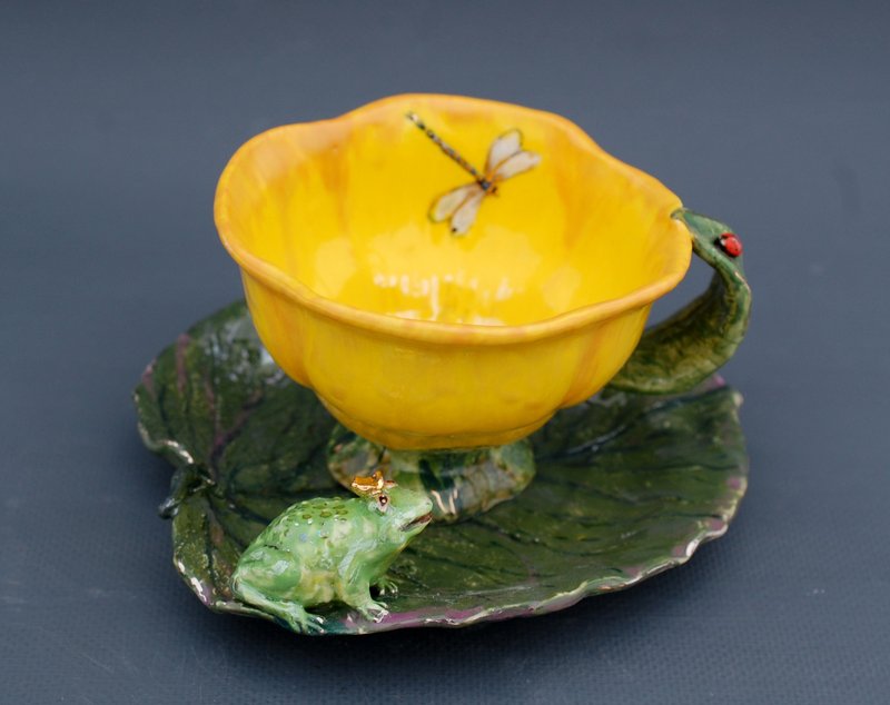 Green yellow tea cup & saucer set Frog figurie Leaf saucer flower cup - ถ้วย - เครื่องลายคราม หลากหลายสี