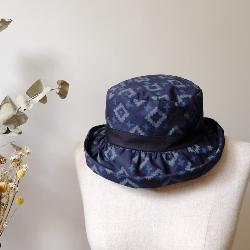 日式捲邊深藍復古圖騰紋漁夫帽 - 帽子 - 棉．麻 藍色