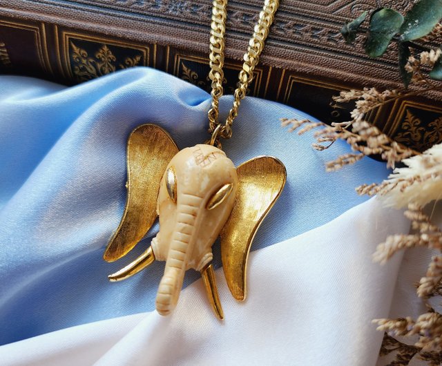 Vintage store elephant necklace