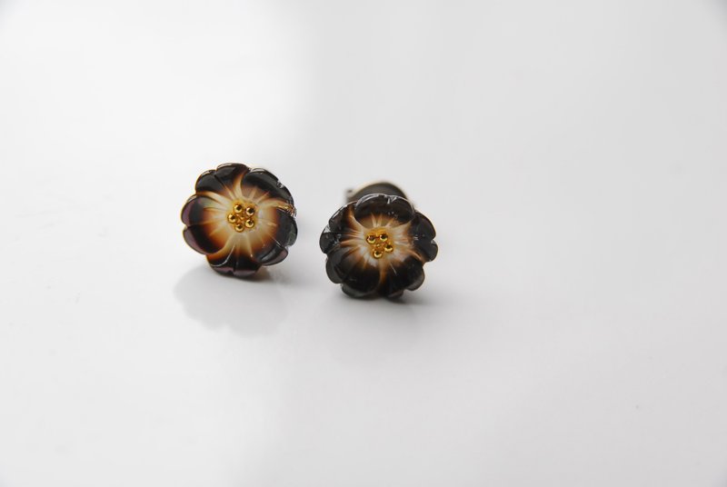 Five-petal flower stud earrings in black with titanium hardware - ต่างหู - เปลือกหอย สีดำ