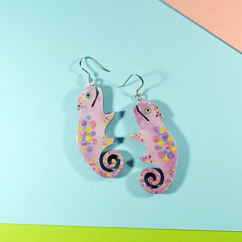 Symphony chameleon pink purple dot chameleon double-sided hand-painted personality earrings ear clips hand-painted wooden - Earrings & Clip-ons - Wood Pink