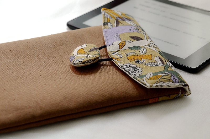 [Handmade childlike cloth buttons] E-reader protective cover/e-book storage bag # caramel color - Tablet & Laptop Cases - Cotton & Hemp 