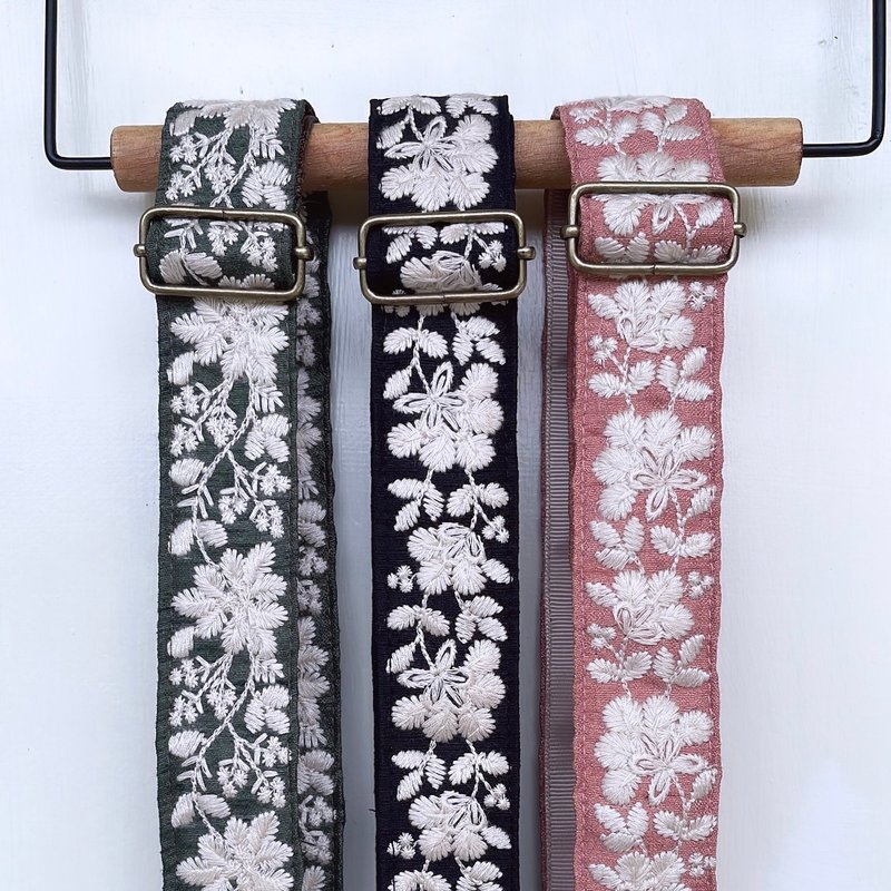 Embroidered mobile phone strap - อุปกรณ์เสริมอื่น ๆ - ไฟเบอร์อื่นๆ สีเขียว