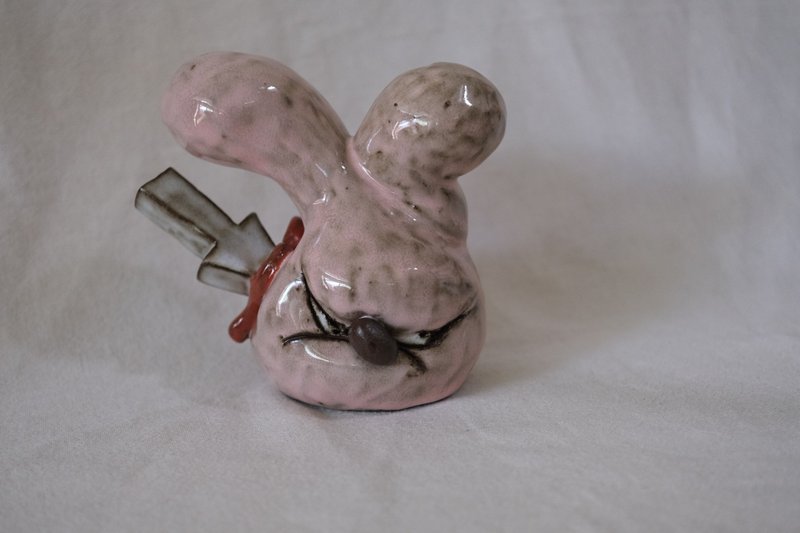 流著愛心血的箭靶兔子- 手捏陶瓷雕塑、擺飾 - 擺飾/家飾品 - 陶 