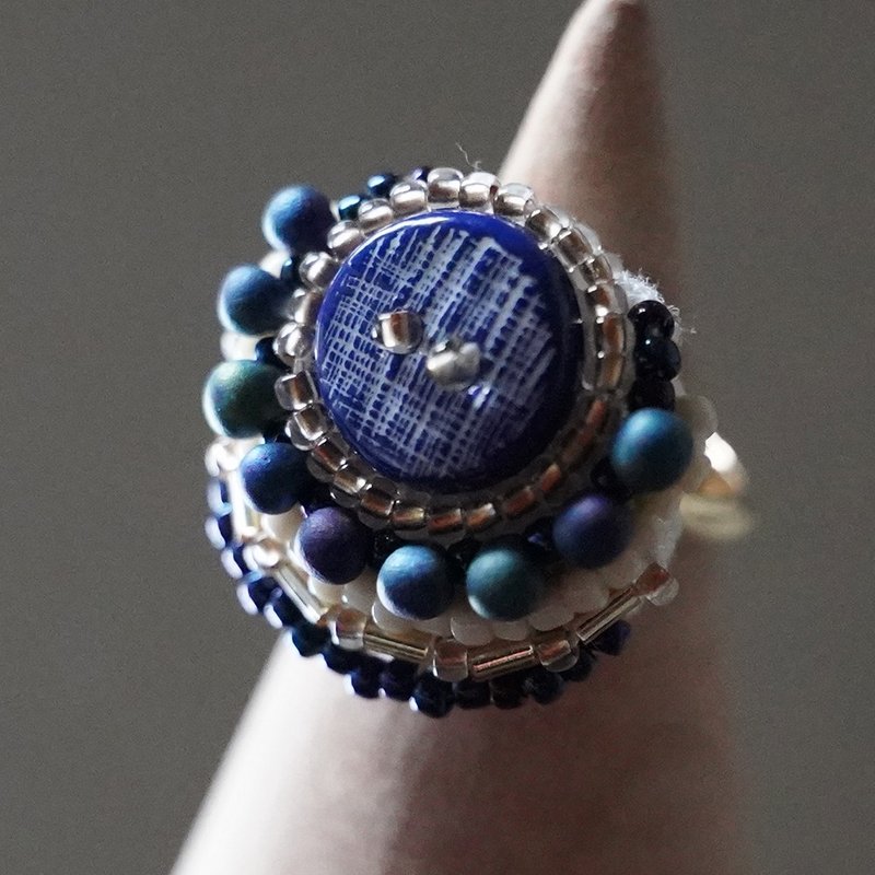 スカーフ留めにも おしゃべりな指輪194 フリーサイズ　ビーズ刺繍のリング　ブルー　おおぶりリング - 戒指 - 塑膠 藍色