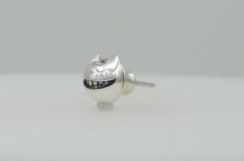 cat smile pierce_1 (s_m-O.61) 微笑 貓 猫 銀 穿孔耳环 sterling silver stud earring - Earrings & Clip-ons - Sterling Silver Silver