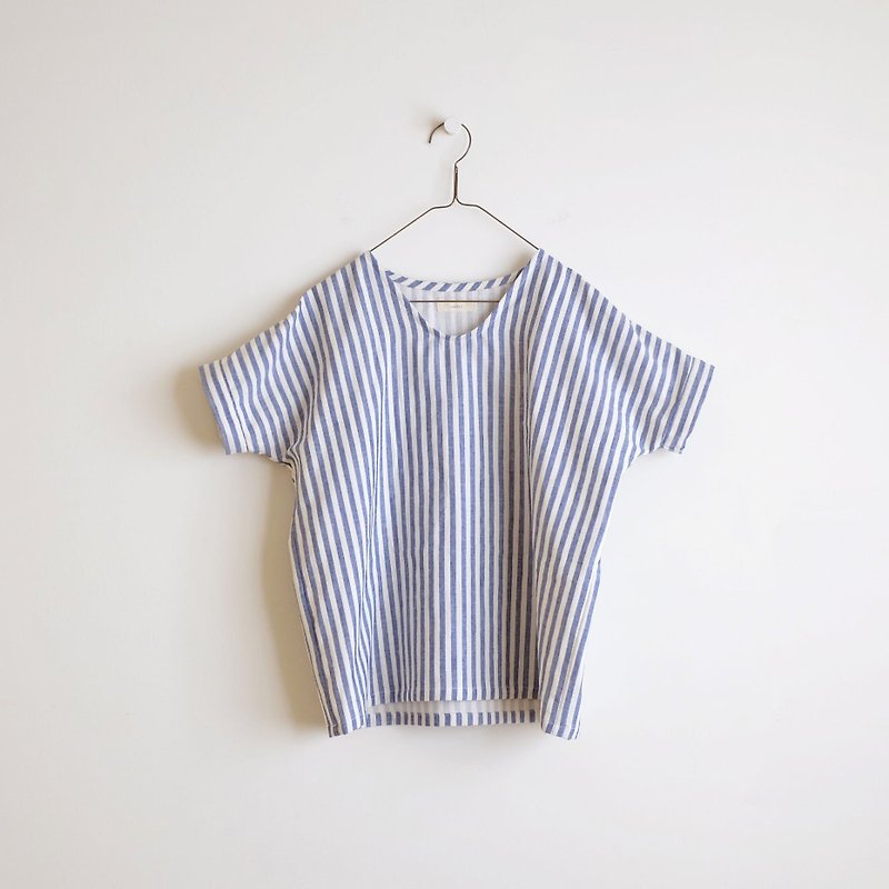 Daily hand-made clothes blue striped small v daily short blouse double cotton yarn - เสื้อผู้หญิง - ผ้าฝ้าย/ผ้าลินิน หลากหลายสี