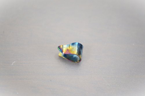 titanium ear cuff・チタンイヤーカフ・しずく型・メタリックブルー・A