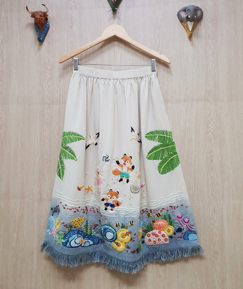 手刺繡スカート、綿生地、花、ウサギ、きのこ、雲、虹 - スカート - 刺しゅう糸 ホワイト