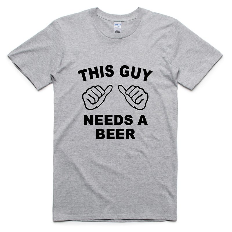 THIS GUY NEEDSBEER半袖Tシャツグレーこの男はビールが必要です楽しいパーティーギフトデザインテキスト - Tシャツ メンズ - コットン・麻 グレー