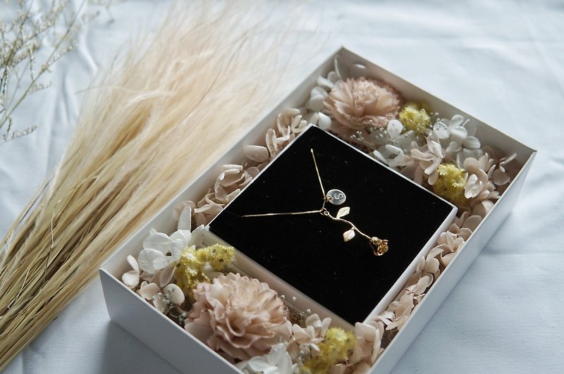 [Love you for a long time] Gentle pink flower box – Customized English single rose knocking necklace - ช่อดอกไม้แห้ง - พืช/ดอกไม้ สึชมพู