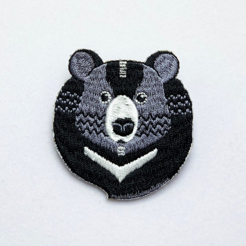 【森の動物シリーズ】Q版ツキノワ刺繍ピン - ピンバッジ・ピンズ - 刺しゅう糸 ブラック