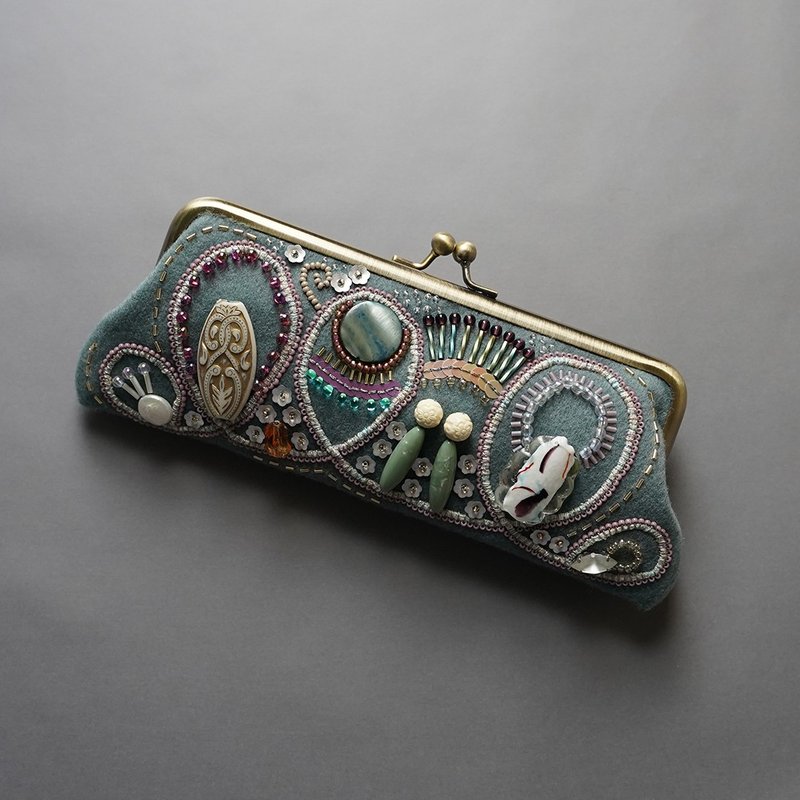 Can also be used as a glasses case. Beaded embroidered pen case with a kiss lock bag 10. Dull green. One of a kind. Free shipping. Great gift for Respect for the Aged Day or Mother's Day. - กล่องแว่น - ขนแกะ สีเขียว